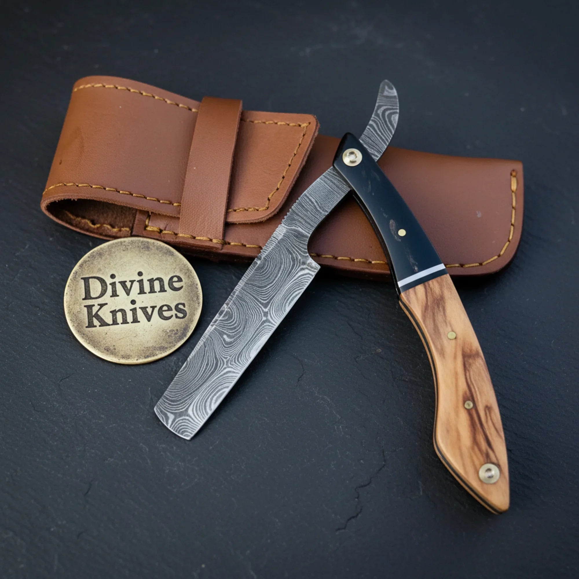 Damascus Straight Razor with Bone &amp; Horn Handle – Handcrafted Cut-Throat Razor &amp; Classic Gift
